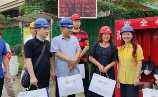 夏日送清凉 温情暖人心——UG环球官网创新公司工会前往锦弘地产慰问一线职工