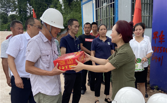 企业风采丨“夏送清凉 关爱相伴” UG环球官网创新公司工会至聚峰谷项目慰问 一线员工